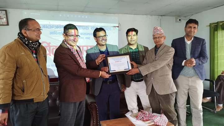प्रजातन्त्रवादी प्राध्यापक संघकाे साधारणसभामा प्राध्यापकहरू सम्मानित