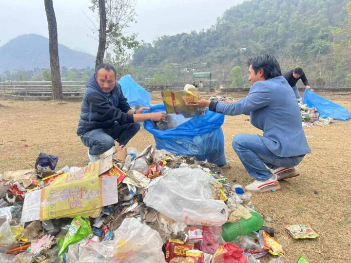 मगर बिद्यार्थी भानुभक्त क्याम्पस द्वारा पराशर पार्ककाे सरसफाइ: