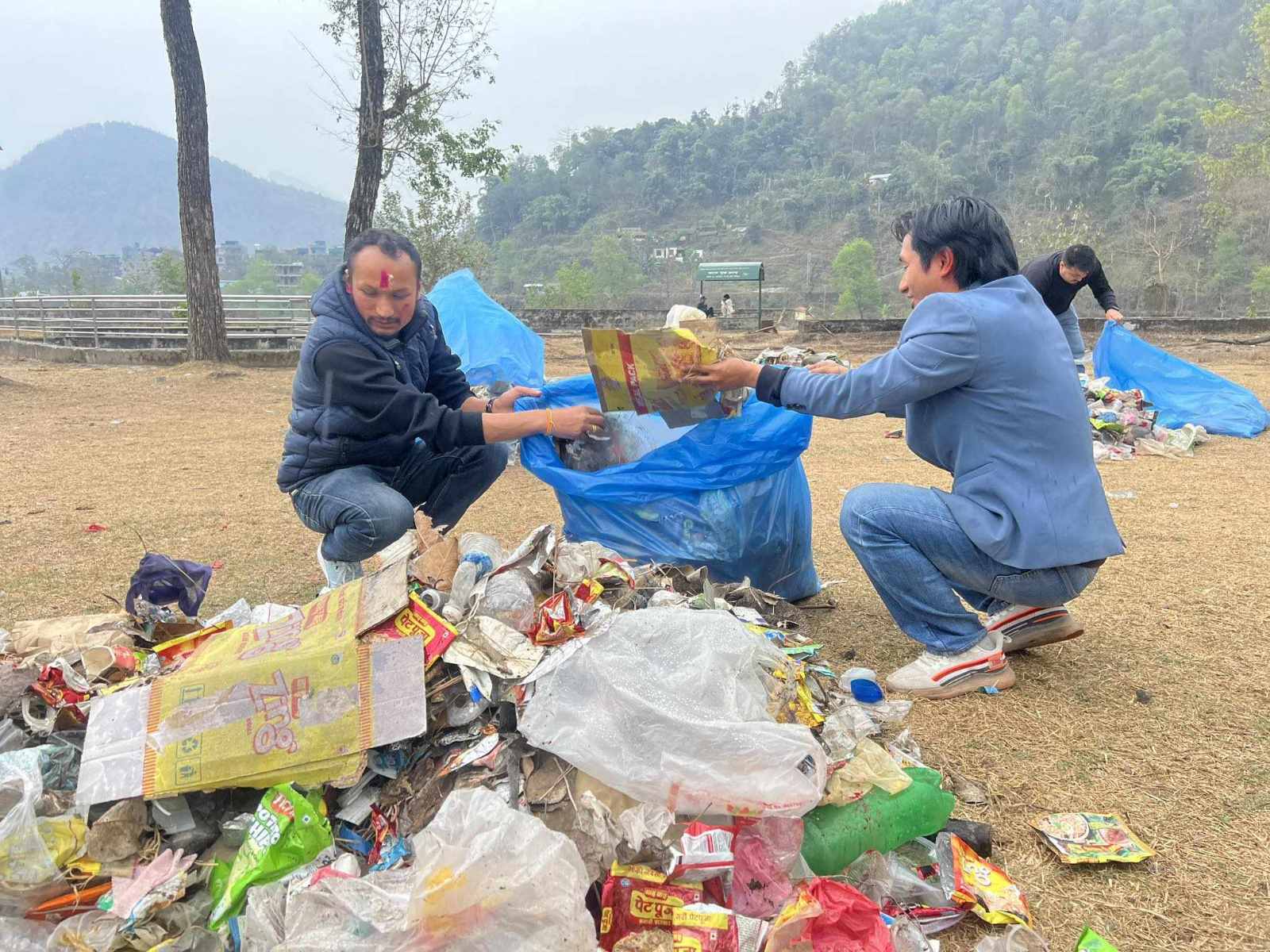 मगर बिद्यार्थी भानुभक्त क्याम्पस द्वारा पराशर पार्ककाे सरसफाइ: