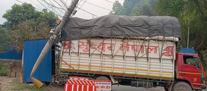 आँबुखैरेनीमा चालक नभएको ट्रक एक्कासि गुड्दा–
