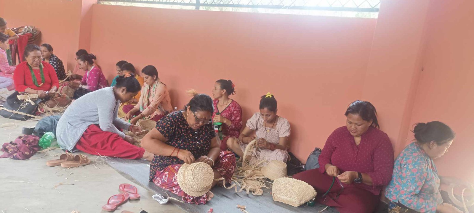 म्याग्देका महिलालाई मकैकाे भुत्लाबाट टाेपि र ब्याग बनाउने तालिम: