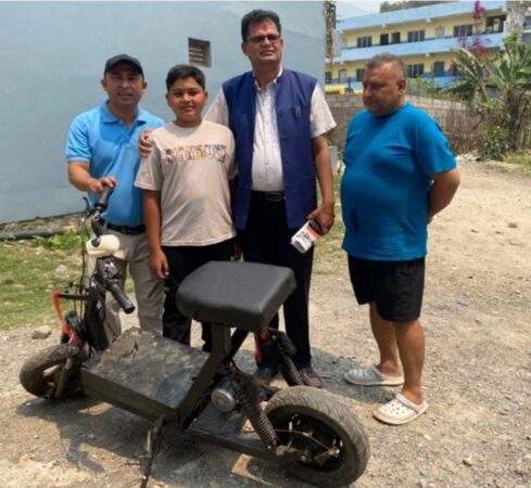 तनहुँका दसबर्से बालकले बनाए बिजुलीबाट चल्ने स्कुटर