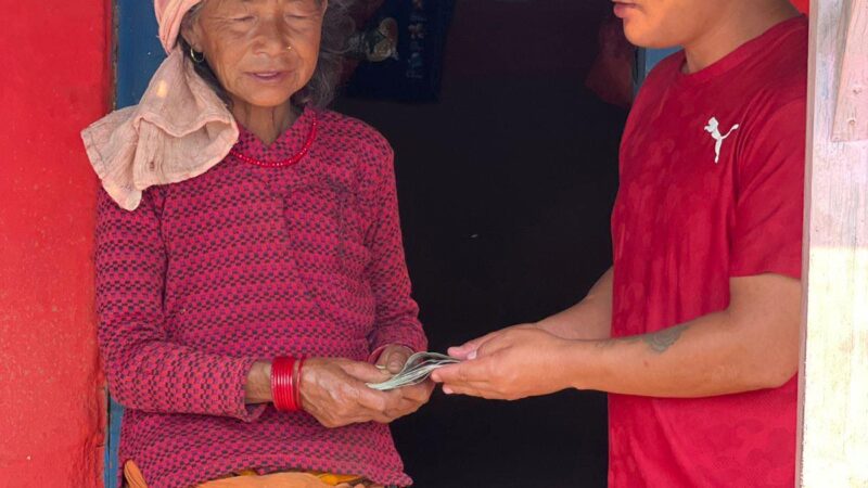 प्यारालाइसिस बिरामी थापालाई दमाैली फुटशलकाे २० हजार सहयोग