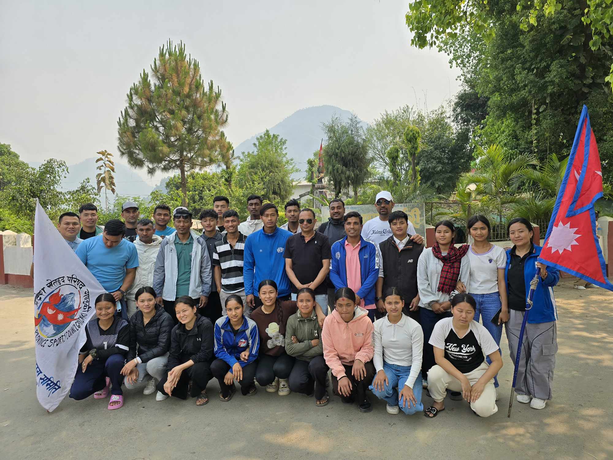 प्रदेश स्तरीय भलिबलमा भाग लिन तनहुँकाे टाेलि गाेरखा प्रस्थान