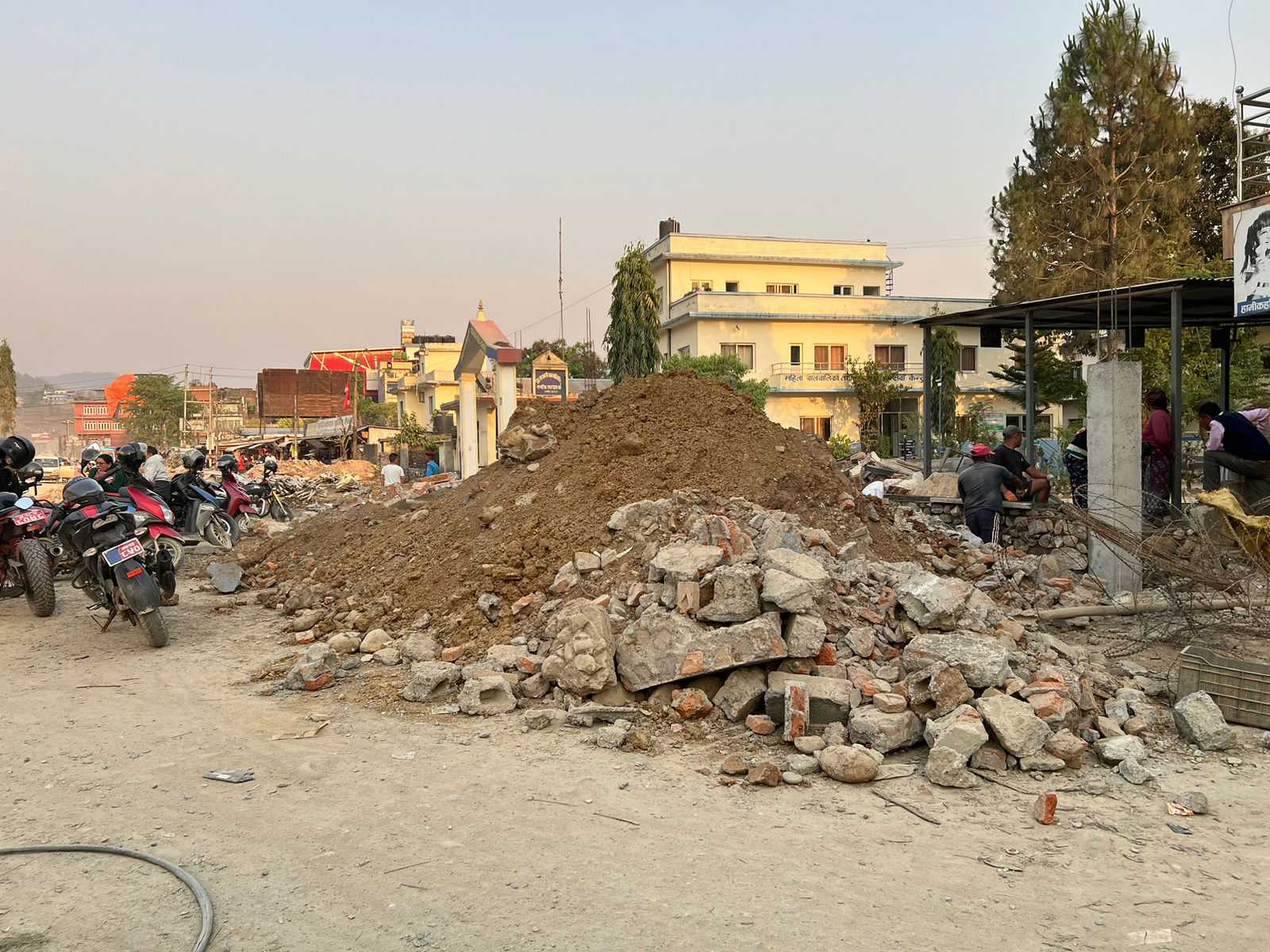 पृथ्वीराजमार्गमा प्रहरीले कम्पाउण्ड सार्दा ३१ घर भने सम्पर्कविहीन: