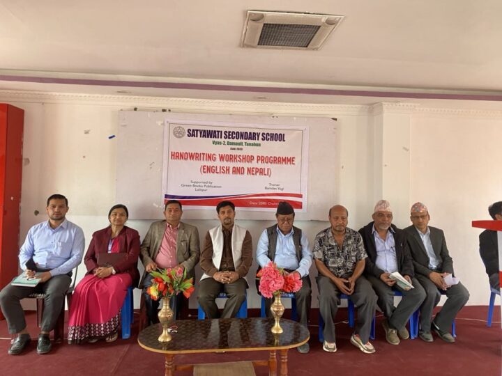 सत्यवती माविद्वारा शिक्षकलाई अक्षर राम्रो लेखन तालिम प्रदान: