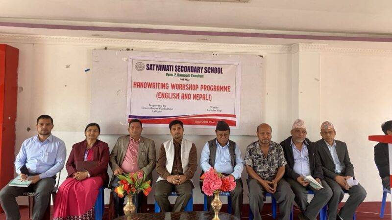 सत्यवती माविद्वारा शिक्षकलाई अक्षर राम्रो लेखन तालिम प्रदान: