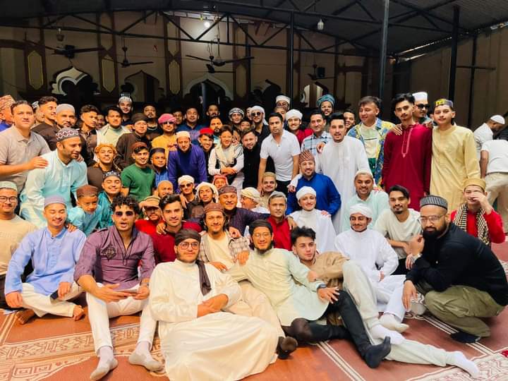 नुरी हन्फी जामे मस्जिद दमाैलीमा इदकाे शुभकामना आदानप्रदान: