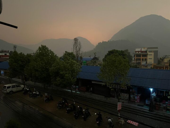 तनहुँमा हावाहुरी चट्याङ सहितको वर्षाले दिउँसै अध्यारो: