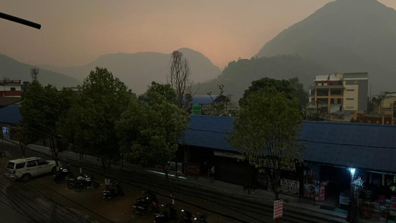 तनहुँमा हावाहुरी चट्याङ सहितको वर्षाले दिउँसै अध्यारो: