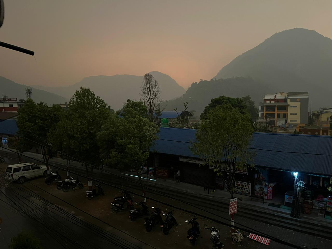 तनहुँमा हावाहुरी चट्याङ सहितको वर्षाले दिउँसै अध्यारो: