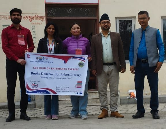 नख्खु कारागारका कैदीबन्दीलाइ लियो क्लव काठमाडौं  एभरेष्टकाे पुस्तक हस्तान्तरण: