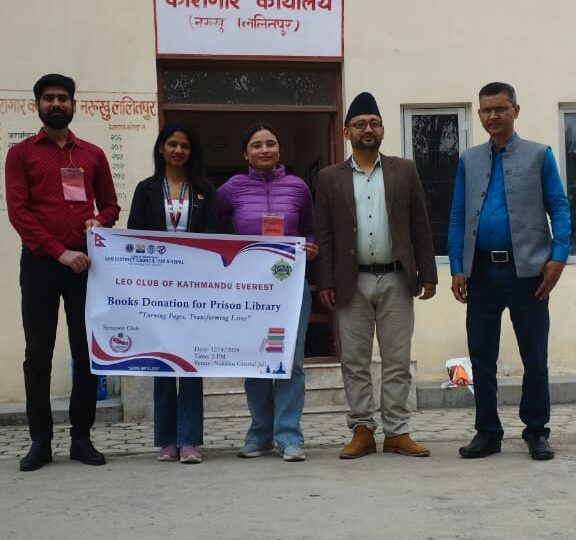 नख्खु कारागारका कैदीबन्दीलाइ लियो क्लव काठमाडौं  एभरेष्टकाे पुस्तक हस्तान्तरण: