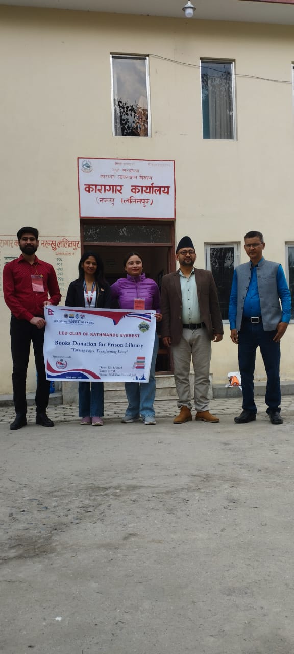 नख्खु कारागारका कैदीबन्दीलाइ लियो क्लव काठमाडौं  एभरेष्टकाे पुस्तक हस्तान्तरण: