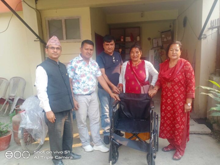 लायन्स क्लब द्वारा व्यास ६ का श्रेष्ठलाई ह्विल चेयर हस्तान्तरण: