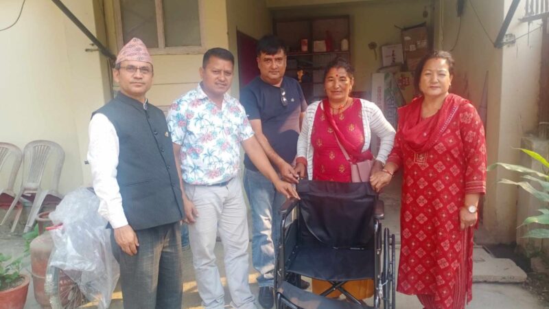 लायन्स क्लब द्वारा व्यास ६ का श्रेष्ठलाई ह्विल चेयर हस्तान्तरण: