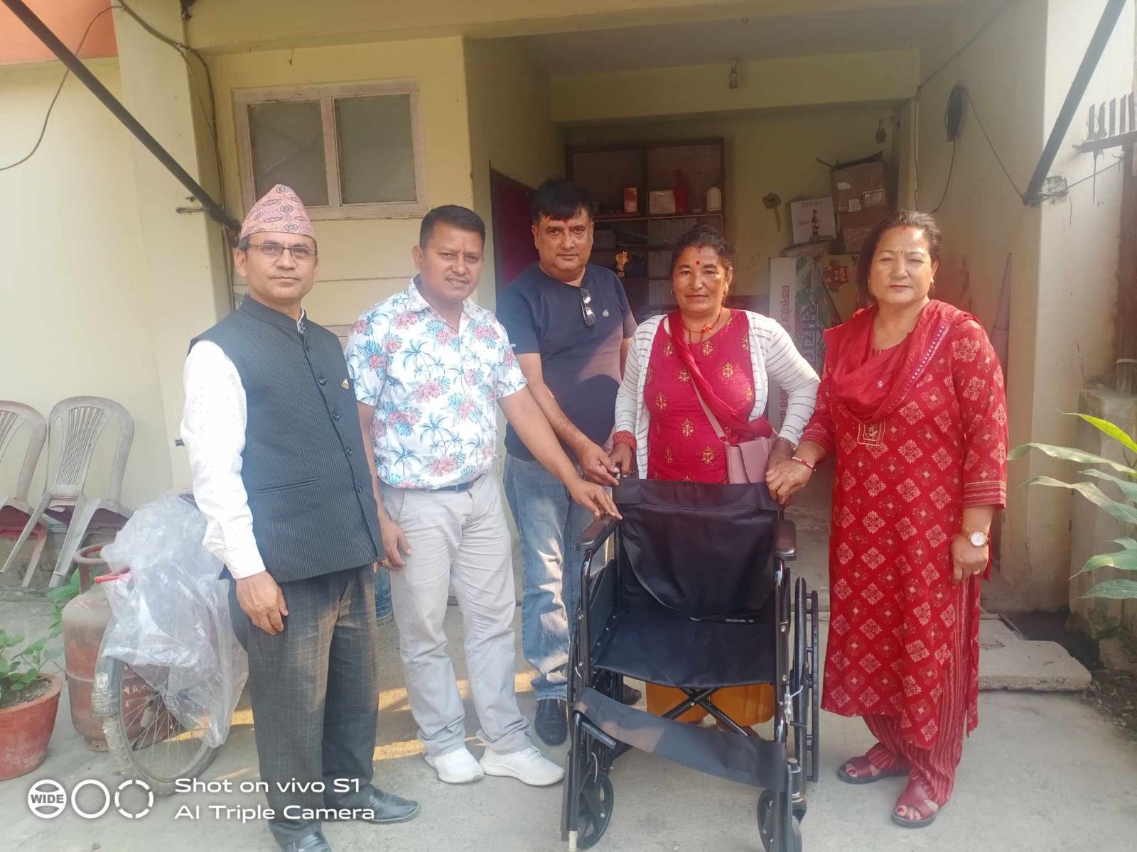 लायन्स क्लब द्वारा व्यास ६ का श्रेष्ठलाई ह्विल चेयर हस्तान्तरण: