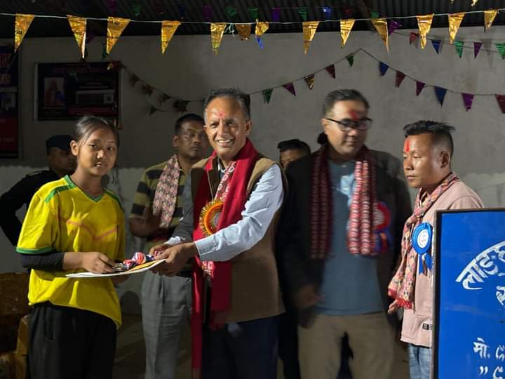 देवघाटमा भएको भलिबलको उपाधी मालपुर र ढाेडेनी युवा क्लबलाई