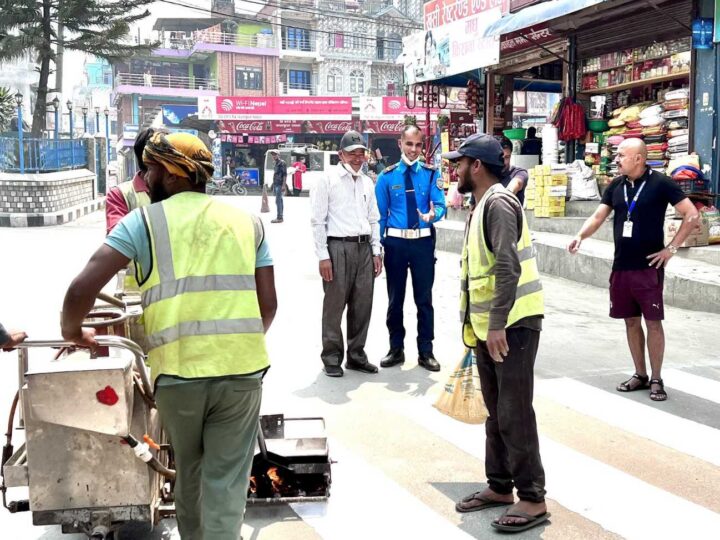 व्यास २ का व्यस्त सडकमा जेब्रा क्रसिङ र सचेततामुलक बाेर्डहरू!