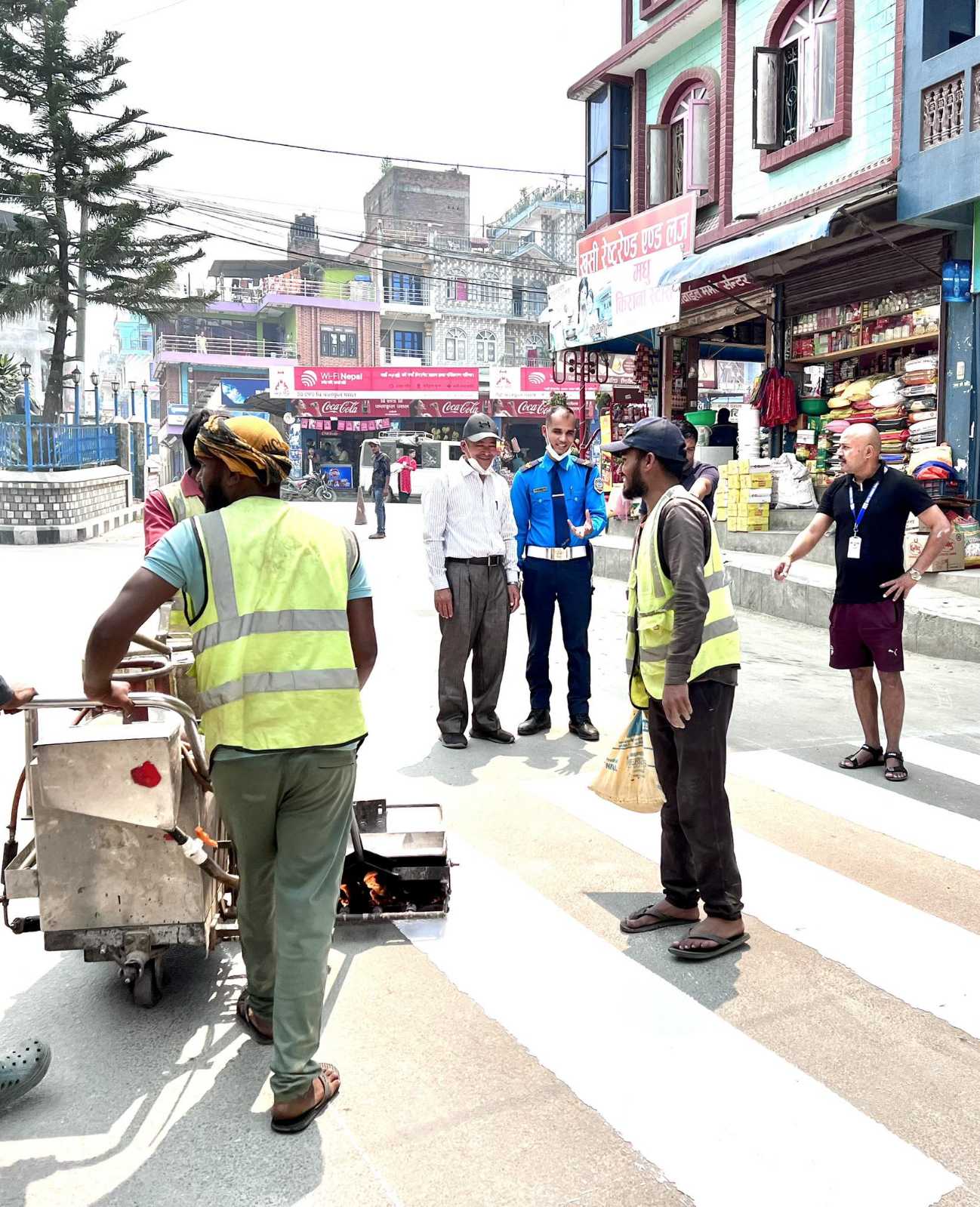 व्यास २ का व्यस्त सडकमा जेब्रा क्रसिङ र सचेततामुलक बाेर्डहरू!