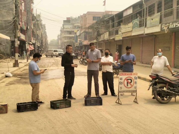 धुलोले बजार अस्तव्यस्त भएको भन्दै सफासडकका व्यवसायीले गरे चक्काजाम: