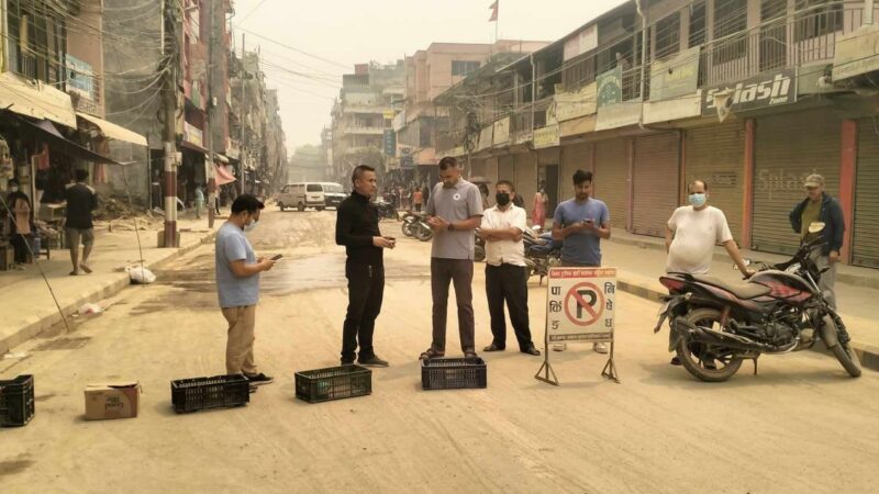 धुलोले बजार अस्तव्यस्त भएको भन्दै सफासडकका व्यवसायीले गरे चक्काजाम: