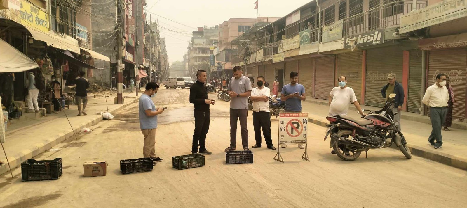 धुलोले बजार अस्तव्यस्त भएको भन्दै सफासडकका व्यवसायीले गरे चक्काजाम: