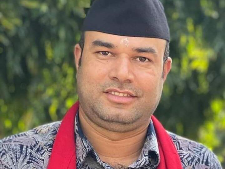 नेता पाैडेलले बिद्यालयलाइ १ लाख ५० हजार बराबरको पुस्तकालय र्याक दिने