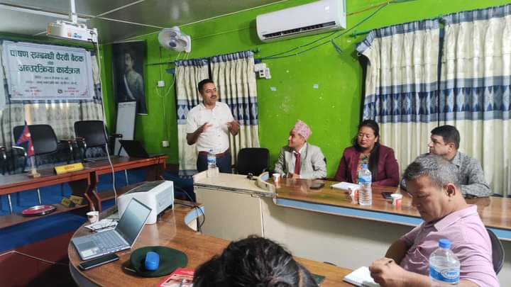 तनहुँका स्थानीय तहमा खानपिन ,जीवनशैली र पाेषण सम्बन्धि प्रशिक्षण दिँदै डा.पाैडेल
