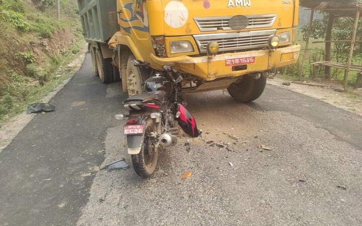 टिपर र माेटरसाइकल ठक्कर खाँदा दुइपिप्लेका अन्सारी घाइते