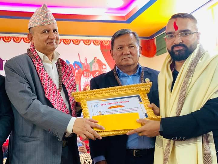 प्रेस चाैतारी पत्रकारिता पुरस्कार बाट न्याैपाने सम्मानित