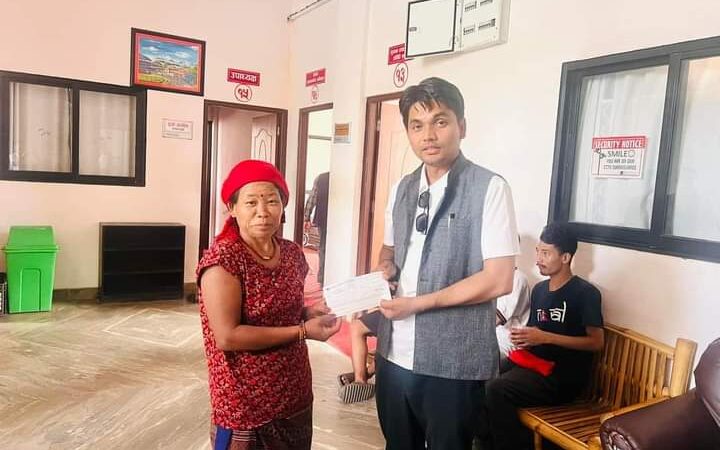 आँबुखैरेनी गाउँपालिका द्वारा विपन्न बिद्यार्थीलाई सहयोग