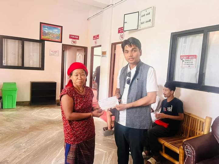 आँबुखैरेनी गाउँपालिका द्वारा विपन्न बिद्यार्थीलाई सहयोग