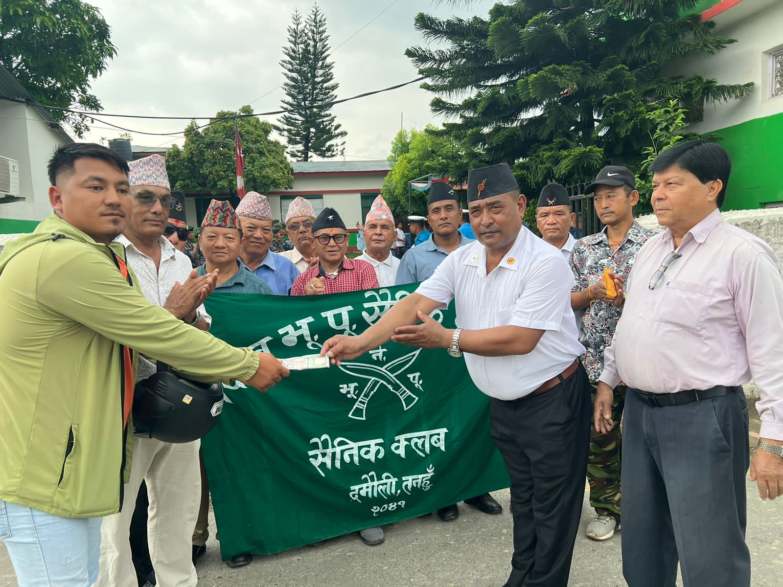 भूपू सैनिक क्लबले गर्याे किड्नीका बिरामी गुरूङलाइ आर्थिक सहयोग