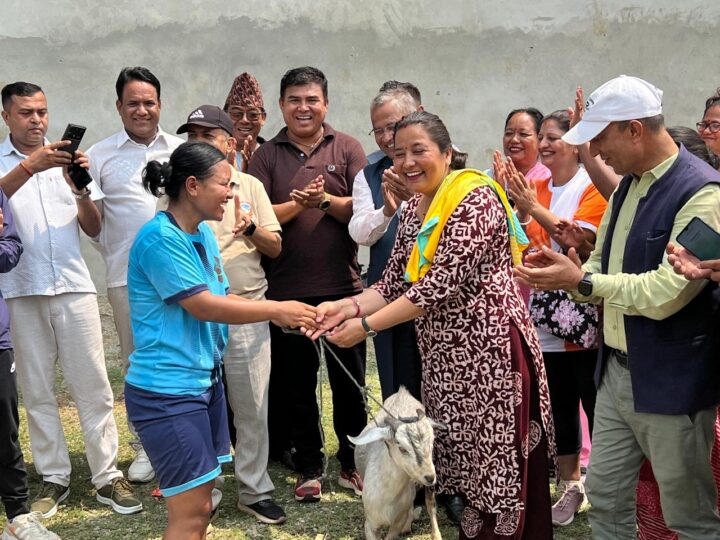महिला फुटबल जितेको सेना तथा प्रहरीको टिमलाई बाेका पुरस्कार