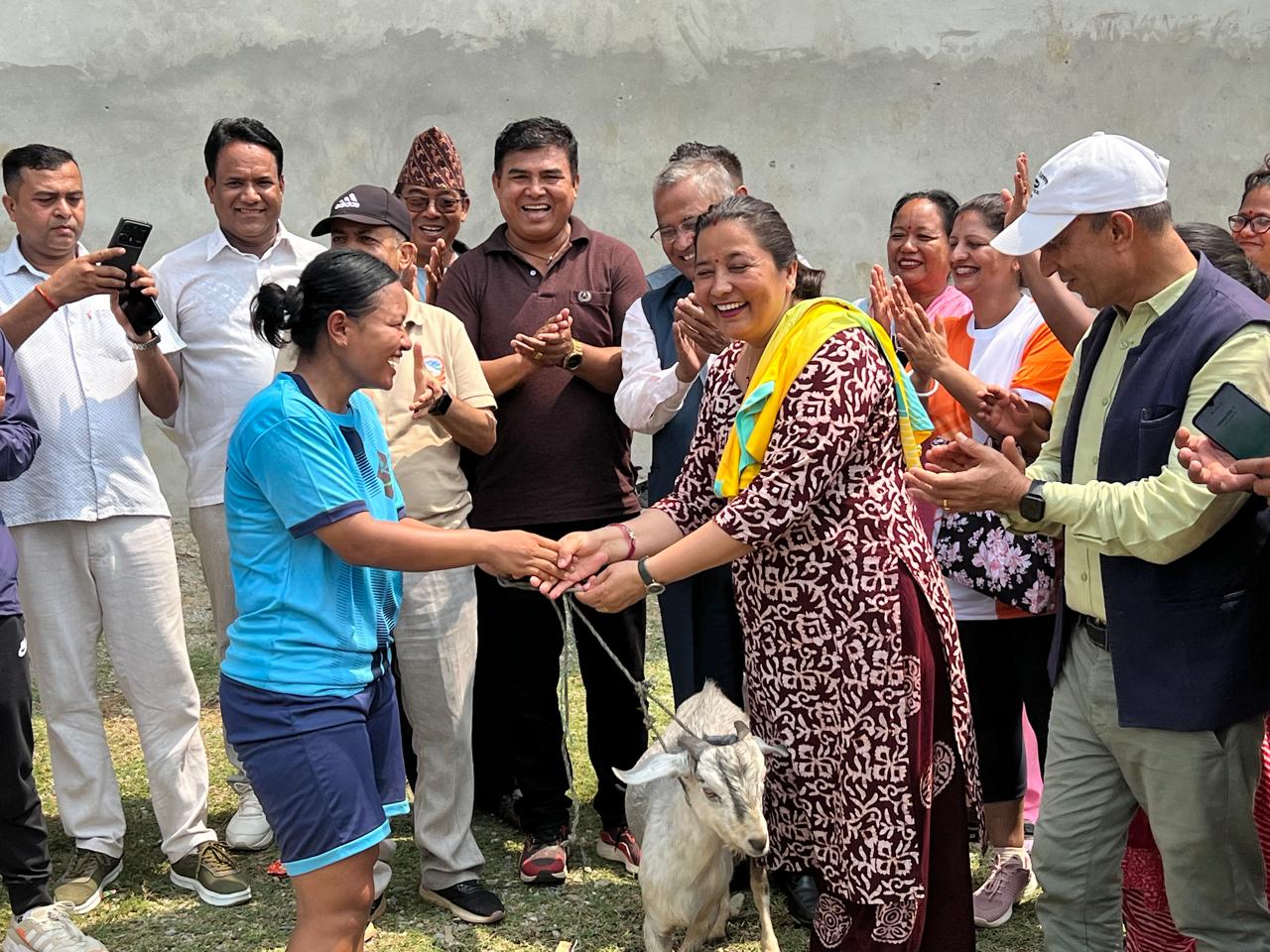 महिला फुटबल जितेको सेना तथा प्रहरीको टिमलाई बाेका पुरस्कार