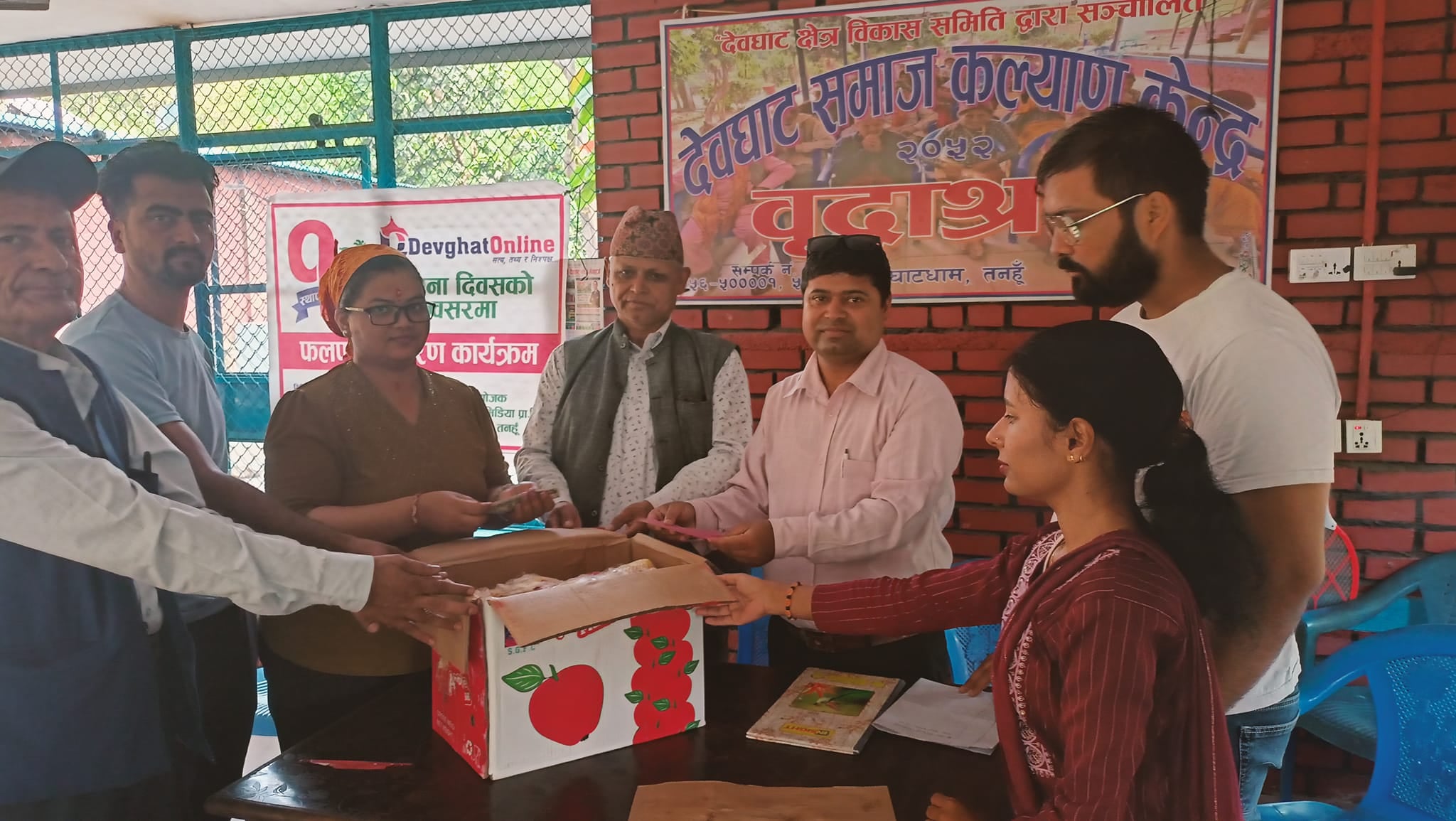 देवघाट अनलाइनको स्थापना दिवसः बृद्धाश्रममा फलफुल वितरण र बृद्धबृद्धालाई भोजन