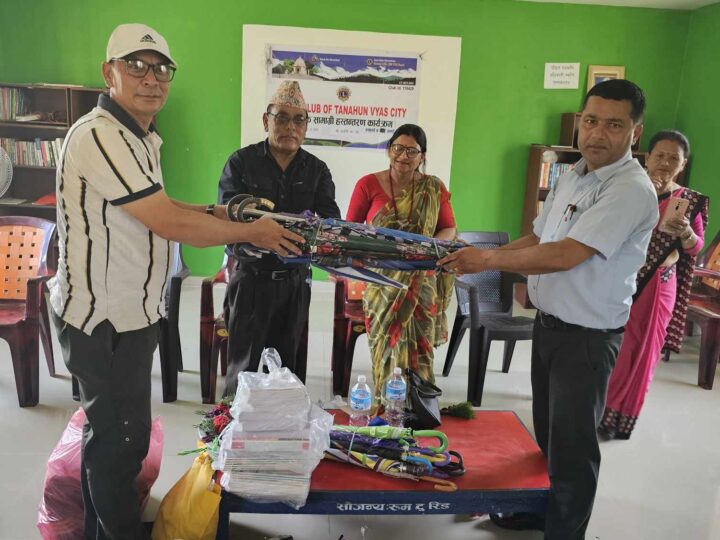 पार्वती आ.वि का बिद्यार्थी लाई लायन्स व्यास सिटीकाे शैक्षिक सामाग्री सहयोग