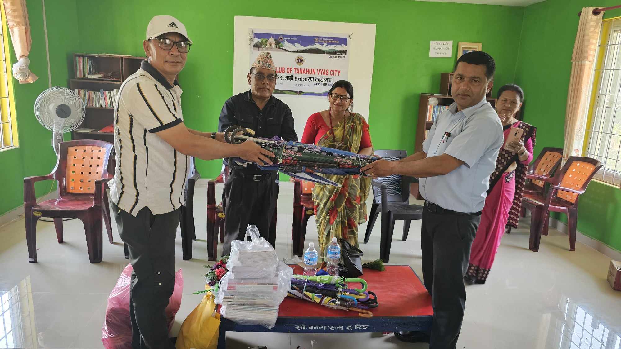 पार्वती आ.वि का बिद्यार्थी लाई लायन्स व्यास सिटीकाे शैक्षिक सामाग्री सहयोग