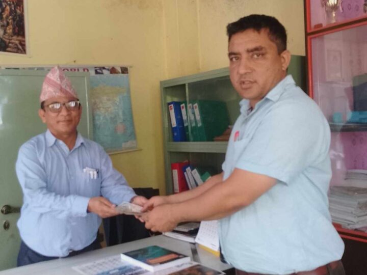 शिक्षक कार्कीले गरे बिद्यालयलाई २५ हजार सहयोग