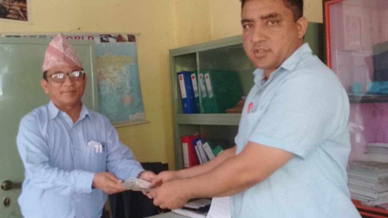 शिक्षक कार्कीले गरे बिद्यालयलाई २५ हजार सहयोग
