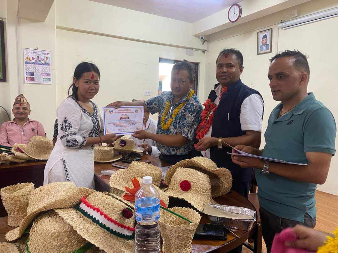 म्याग्देका महिलालाई मकैकाे खाेस्टाबाट टाेपि , व्याग बनाउने तालिम प्रदान