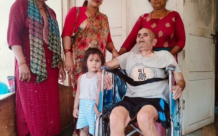 आँबुखैरेनी गाउँपालिका द्वारा पुर्ण अपांग मिश्र लाई व्हिलचियर प्रदान