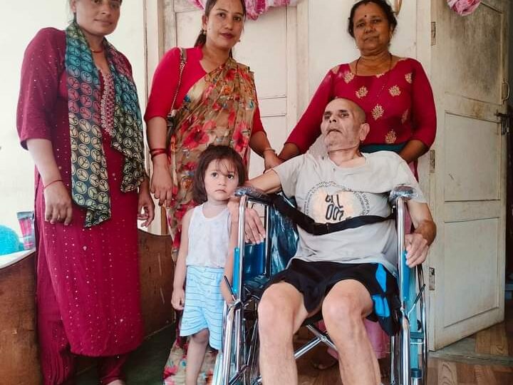 आँबुखैरेनी गाउँपालिका द्वारा पुर्ण अपांग मिश्र लाई व्हिलचियर प्रदान