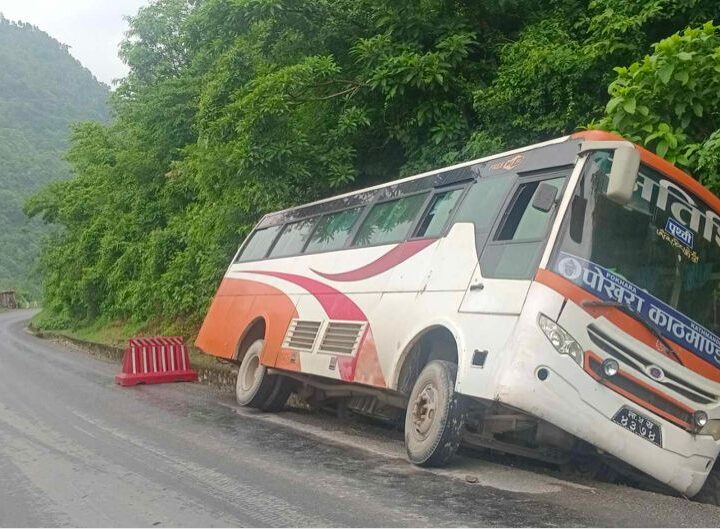 आँबुखैरेनीमा बस दुर्घटना हुँदा ६ जना घाइते ( नामावली सहित )