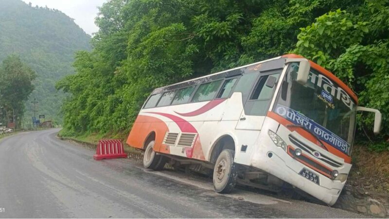 आँबुखैरेनीमा बस दुर्घटना हुँदा ६ जना घाइते ( नामावली सहित )