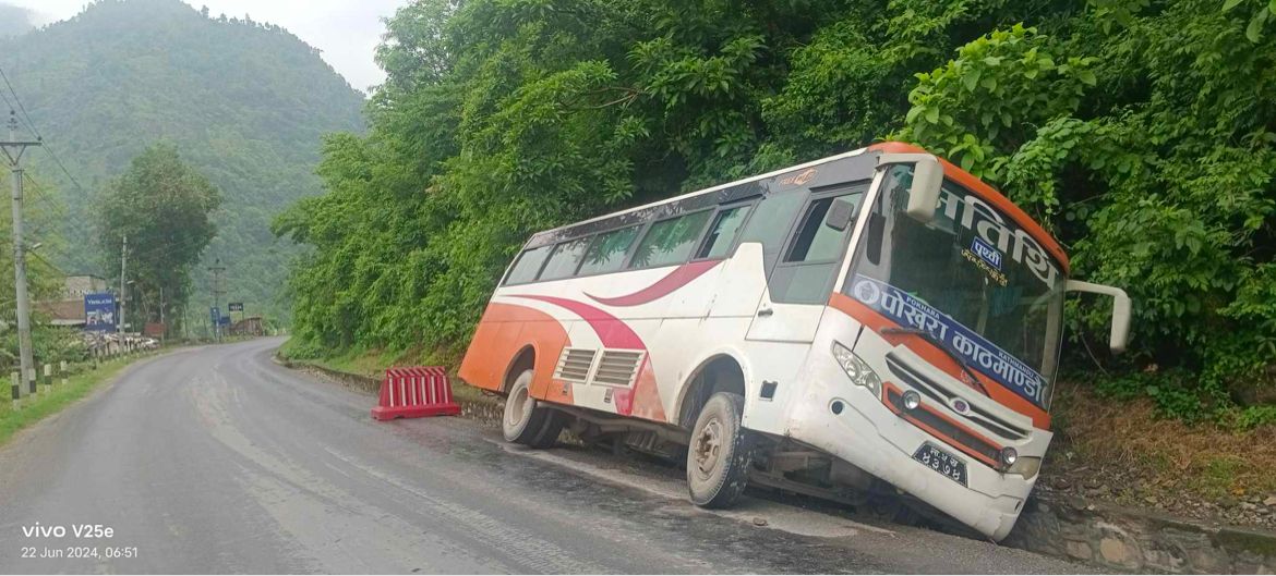 आँबुखैरेनीमा बस दुर्घटना हुँदा ६ जना घाइते ( नामावली सहित )