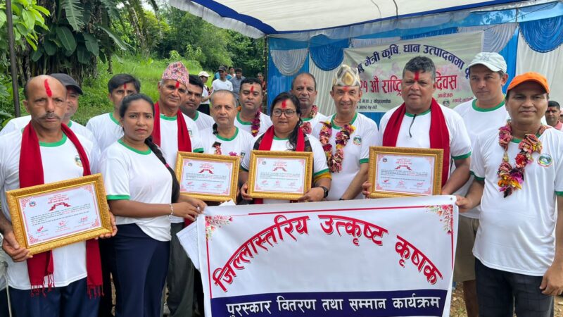 धान दिवसमा तनहुँका  चार उत्कृष्ट कृषक सम्मानित