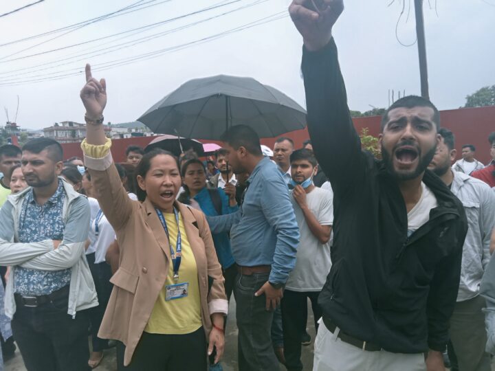 अम्रेनी सडक दुर्घटना – दाेसिलाइ कडा कारबाहीको माग गर्दै नाराबाजी र धर्ना