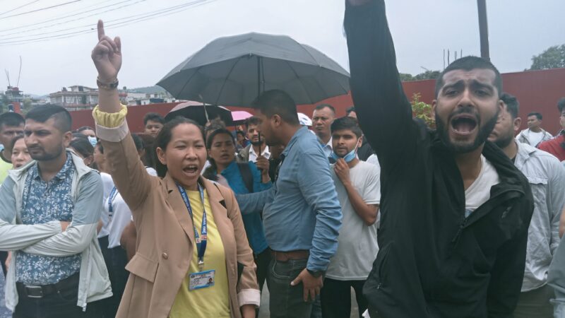 अम्रेनी सडक दुर्घटना – दाेसिलाइ कडा कारबाहीको माग गर्दै नाराबाजी र धर्ना